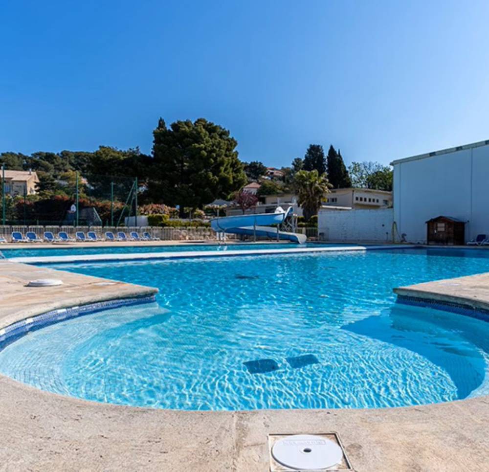 Idéal familles T2 Piscine Aire de jeux  400 m plage